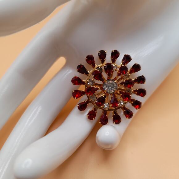 Vintage Red Clear Rhinestone Pendant Brooch, Gold Tone, 1 3//8 Inch, Mid-Century - Picture 2 of 8